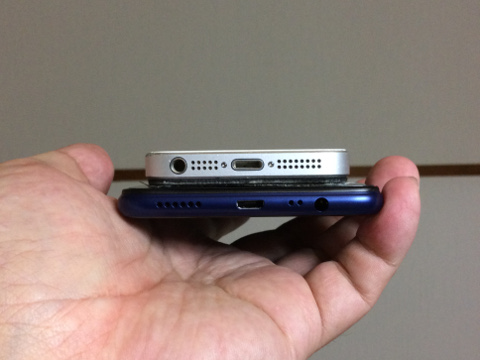 R15 NeoとiPhone SEの厚さ比較